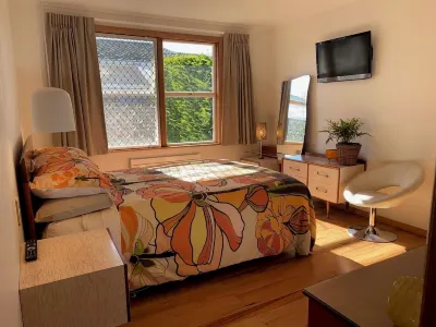 Groove-on-Grove.  Entire home in Nelson. Hotels in 