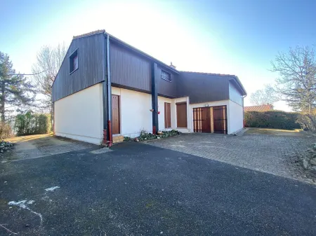 House for 2 to 12 people, residential area Отели в г. Тьер