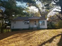 Cozy 2 bedroom cottage with fireplace