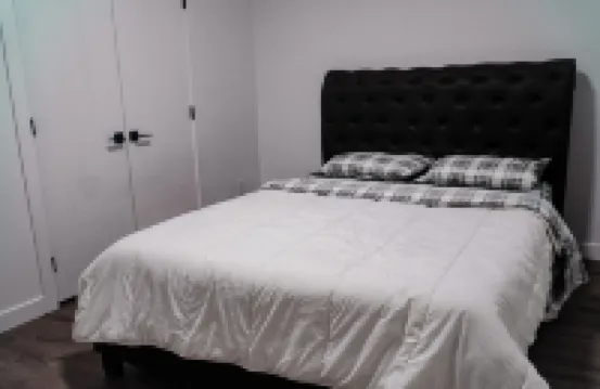 Executive , Serene, Beautiful 2 bedroom Basement Apartment Hotel berhampiran Alberta Railway Museum