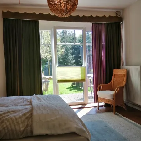 Spacious vacation apartment with fireplace and barrel sauna in the sheltered garden.