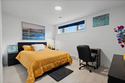 Chic Condo ! 15 Mins from Downtown Montreal: Pool and BBQ Hôtels à proximité de : Pratt & Whitney Canada
