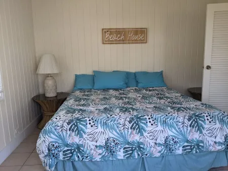 Adorable Pink Cottage-Ocean Front on Coco Bay with a Dock. 25% Fall Discount!