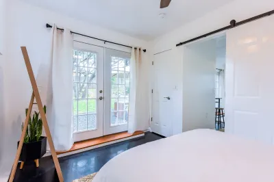 Stewart Studio- Private yard and lake access