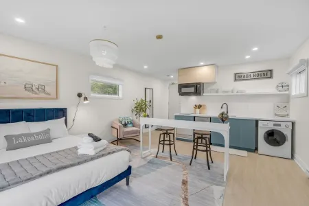 Charming Lakeside Breeze By The Lake