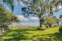 Beautiful Lake Front cottage w/ heated pool & Hot Tub, 23 miles from Disney Отели рядом с достопримечательностью «Кантри Клаб оф Уинтер Хейвен»