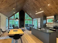 Le chalet Polaire au Mont-Sainte-Anne, bikes, skis et pets frendly! Hotels in La Cote-de-Beaupre Regional County Municipality