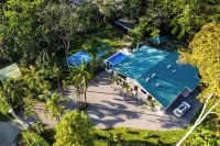 New Pavones Beach Resort, Yoga Deck, Pickleball Court, Pool, Gym, & Ice Plunge Hotels in Pavones