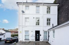 Peaceful, Homely, Pet Friendly with Free Parking - Holiday Apartment 13A