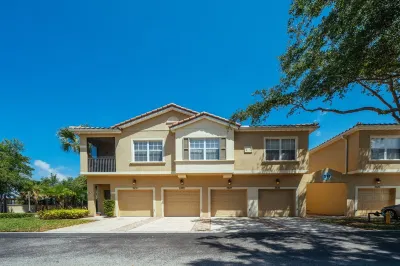 7525 Beautiful Townhome 3bd/2.5bth Near Disney 7-Eleven附近的飯店