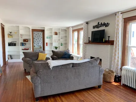 Beautiful Historic Farmhouse: Perfect for Fugitive Beach, Military, & MS&T! Отели в г. Ролла