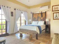 Caribbean Waterfront 2b/2b Placencia Village Condo With Pool!  호텔