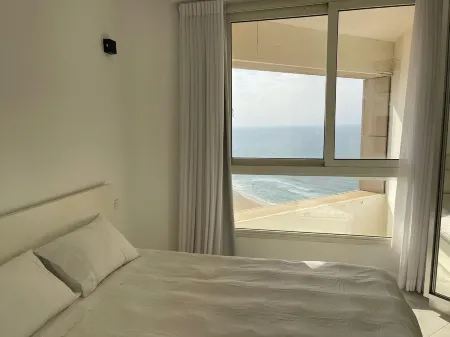 Amazing suite on the sea-סוויטה מדהימה על הים Отели рядом с достопримечательностью «Defenders Square»