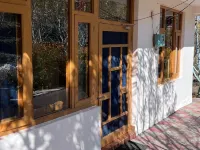 The Retreat - cozy cottage nestled in apple orchard with gorgeous mountain views