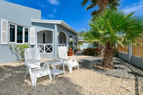 Palm trees, Private pool, Minutes from fabulous beaches.