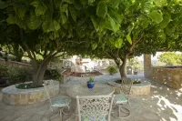 Private waterfront villa with pool and two private beaches Hotels in Ellomeno