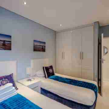 A fantastic modern and spacious apartment right on Umhlanga main Beach Rooms