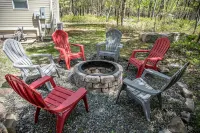 Antler Chalet - Sleeps 10, Hot tub, Gameroom ~ 4 minutes to Big Boulder!