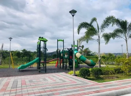 Cozy Modern Condo near Clark Airport