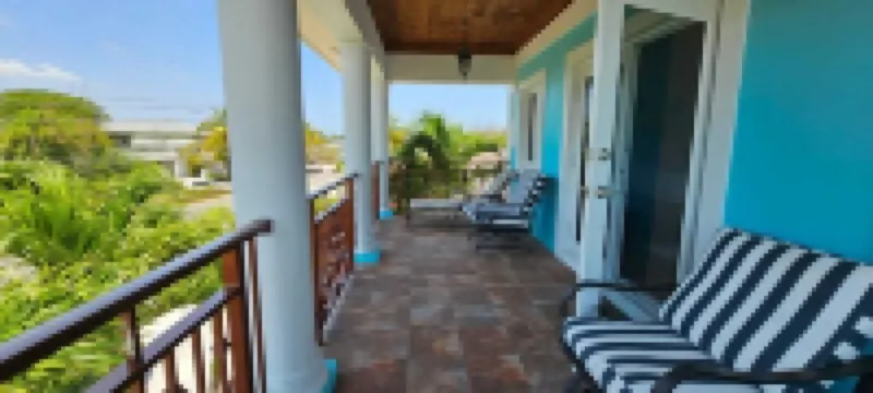 Pineapple Villa Spacious 5-bedroom villa in beautiful Nassau with Pool,AC, WiFi,