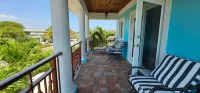 Pineapple Villa Spacious 5-bedroom villa in beautiful Nassau with Pool,AC, WiFi,
