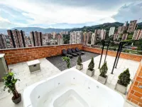 Lux Penthouse: By Medellín, Great Dining, Nightlife, Fast Wifi & Self Check-in Hotels in Sabaneta