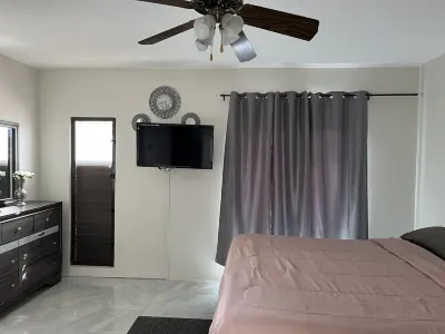 Modern Townhouse with beach/pool access which offers peace, quiet and relaxation Hotel a 