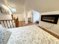 Cottage W LAKE VIEWS, beside waterfront trail and steps from beach