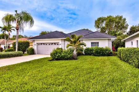 Paradise found, Peaceful Lely Resort Home! Players club access available.