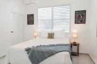 Family House w. Pool, Parking & Basketball Court! In Rainforest!10 min to beach