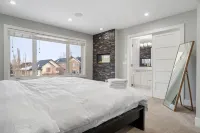 Downtown Luxury with Amazing Kitchen & jetted tub! Hotels in Southwest Calgary