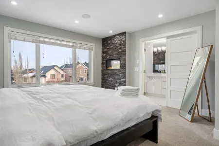 Downtown Luxury with Amazing Kitchen & jetted tub! Отели рядом с достопримечательностью «Калгари-Тауэр»