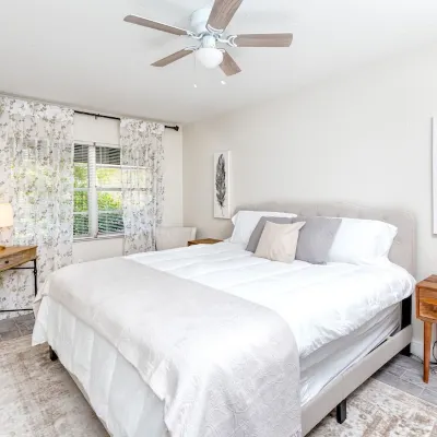 Walk to dwnt/7min to beach/king bed/Free parking Hotels near Sea Forest Beach Club Homeow