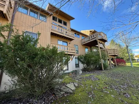 Cozy Ski On/Off Condo Located at Hunter Mountain