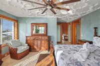 Fisherman Paradise, Dock, Pool , Ice Machine, Jacuzzi.