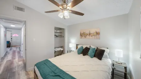 Location! 4BR 2BA Renovated House Sleeps 10