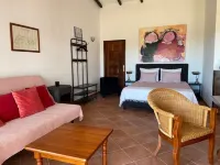 Traditional Portuguese house with lot of privacy and space.