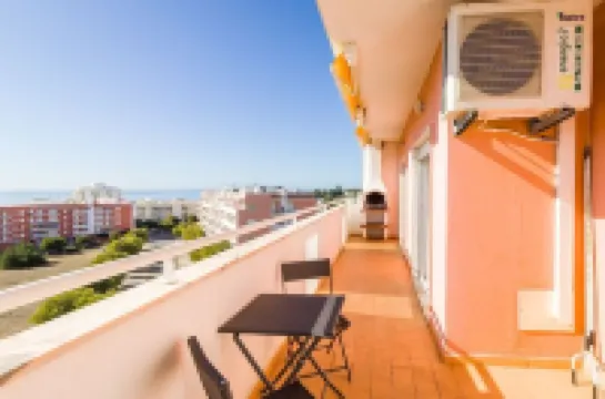 Apartment on the outskirts of Armacao de Pera with sea view.