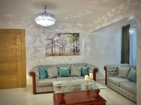 Modern APT Newly Furnished with wifi/pool/gym! โรงแรมใน