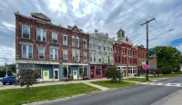 Newly  renovated spacious apartment overlooking Greene NY - 홈스테이