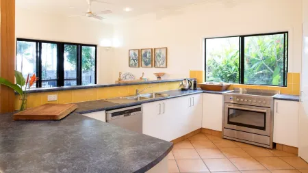 Absolute Beachfront Bliss - Newell Beach - 10 Metres to the Ocean