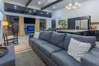 Coral Dream House - Tropical retreat w/ pool, walkable location in Uvita!