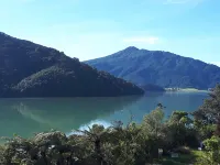 Marlborough Sounds Holiday Home Brand New Sea Views 3brm with Large Deck Hotels in 