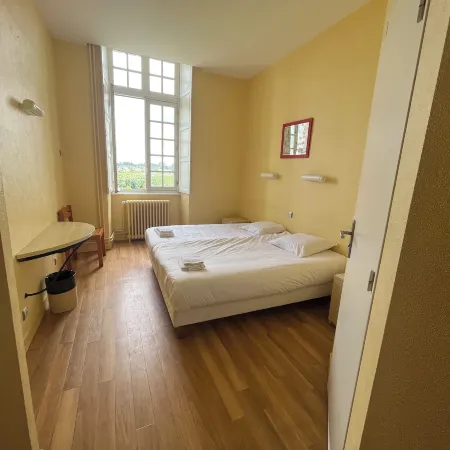Hôtellerie St-Yves Отели в г. Шартре