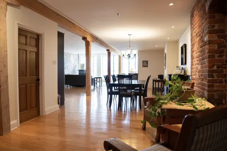 Royal Dalhousie Отели рядом с достопримечательностью «Cartier-Brébeuf National Historic Site»