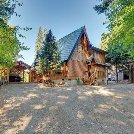 Spacious Packwood Cabin w/ Hot Tub - Near River