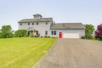 ‘The Gathering Place’: Rushville Home w/ Hot Tub - Homestays