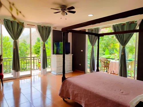 Zoila's Suite Escape - parking