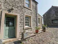Mill DAM Farm Cottage Hotels near Lowther Hill Caravan Park