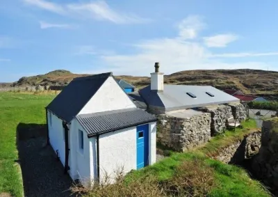 Tigh Bhisa Blackhouse Hotels near Traigh Bhostadh (Bosta Beach)